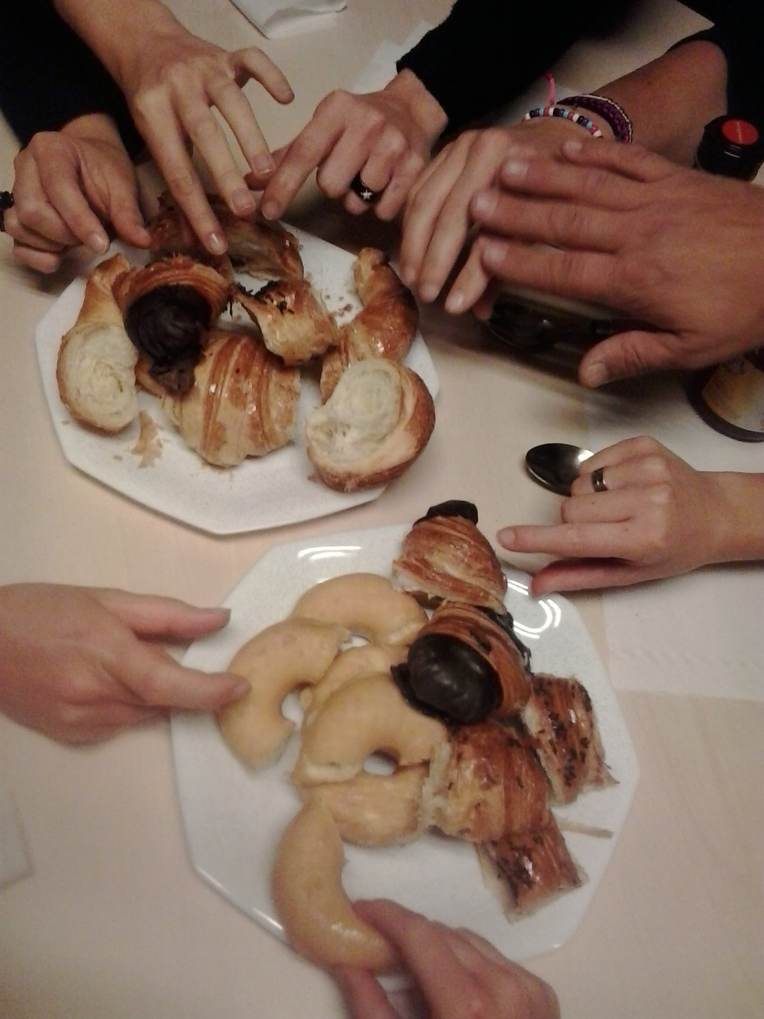 Esmorzar amb croissants i donuts