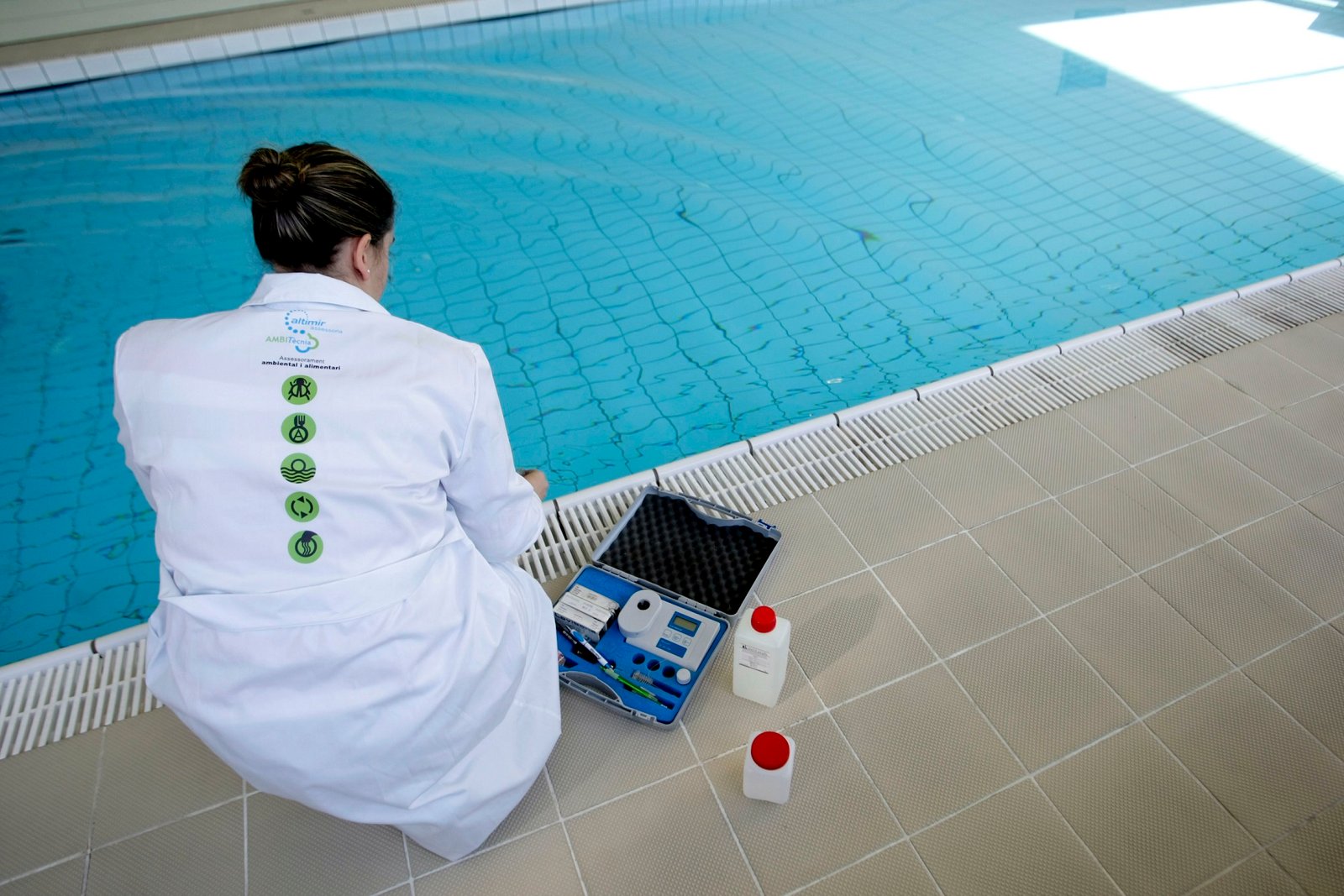 El control dels paràmetres fisicoquímics i microbiològis de l'aigua és molt important per evitar malalties a la piscina