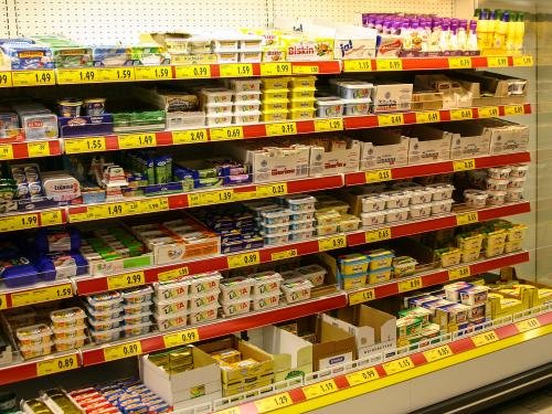 Nevera de comerç plena de productes (Font: Wikipedia)