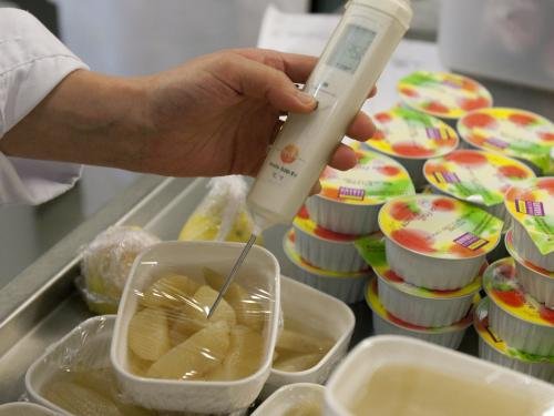 Prenent la temperatura d'uns aliments