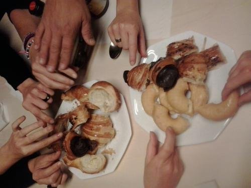 Esmorzar amb croissants i donuts