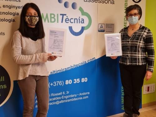 Laura Prados i Cèlia Vendrell mostren els certificats ISO 9001 i 14001