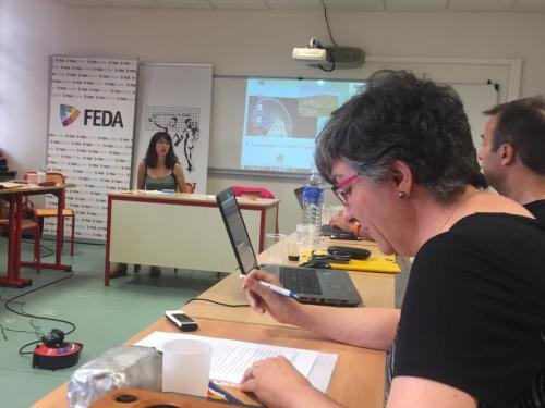 La Cèlia Vendrell Serra pronunciant la ponència sobre canvi climàtic i plagues a la Universitat Catalana d'Estiu